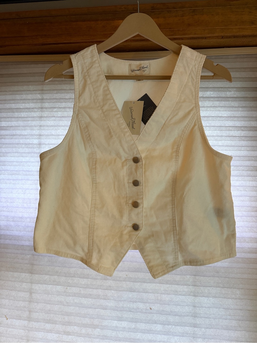 Cream Women's Button-Front Vest Top M 0218
